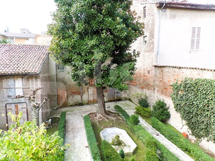 Casa con 10 locali in vendita in Via Donati, Cento