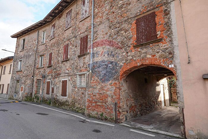 Casa con 7 locali in vendita in Via dei Musicanti, Mapello