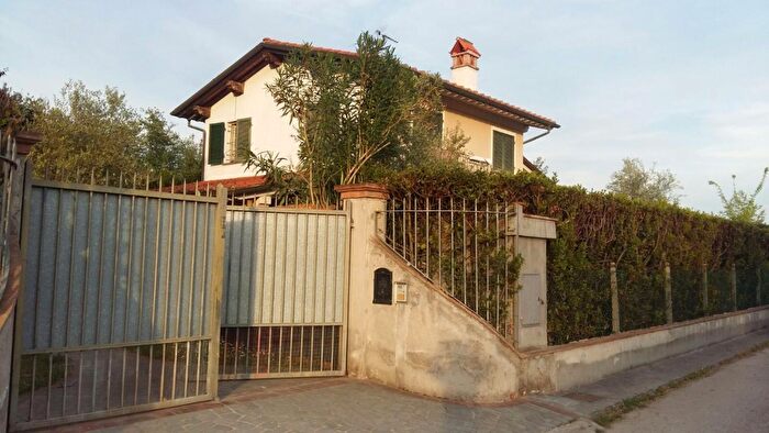 Casa con 8 locali in vendita in Pietrasanta