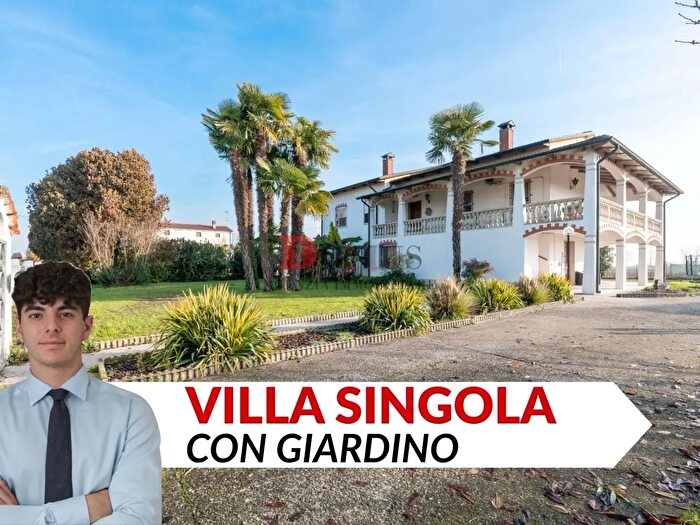 Casa con 10 locali in vendita in Via Armando Diaz, Roncoferraro