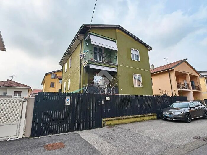 Casa trilocale in vendita in Via Papa Giovanni XXIII, Zelo Buon Persico