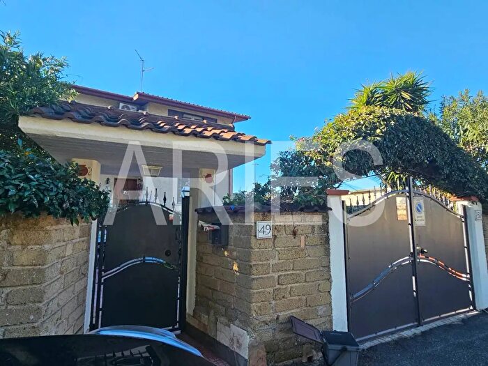 Casa con 7 locali in vendita in Via Galliera, Roma