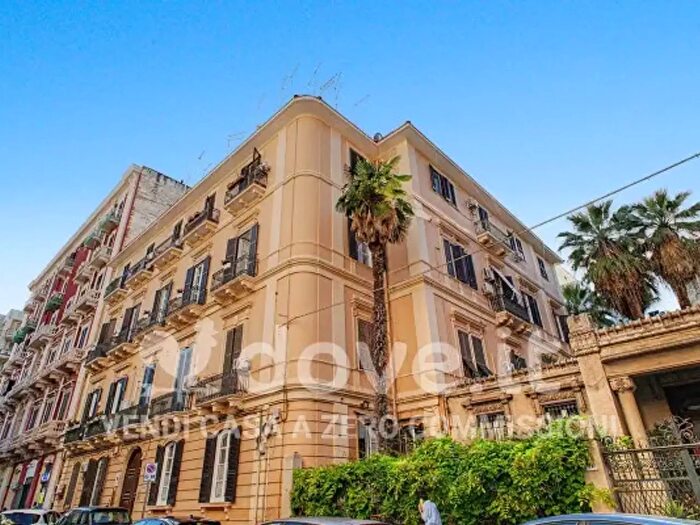 Appartamento con 6 locali in vendita in Via Regina Elena, Taranto