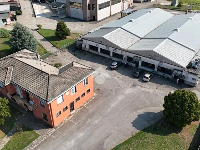 Appartamento con 6 locali in vendita in Via Crosa, Cerano