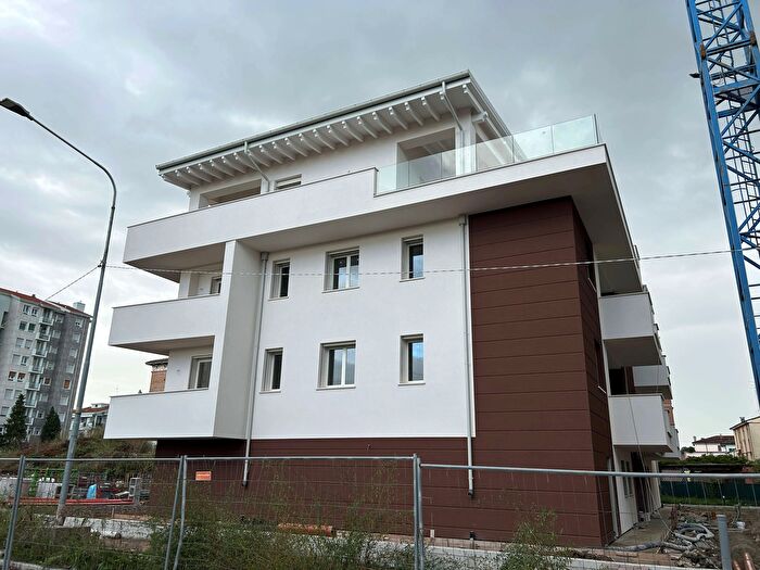 Appartamento quadrilocale in vendita in Via Udine, Modena