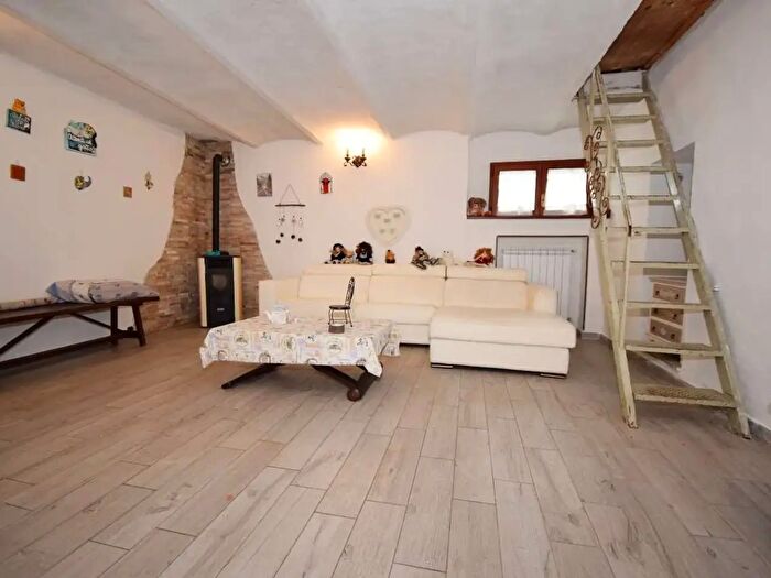 Appartamento con 5 locali in vendita in Frazione Zucchea, Cavour