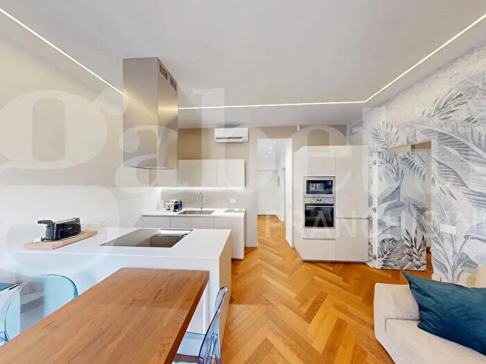 Appartamento trilocale in vendita in Via Olona, Milano