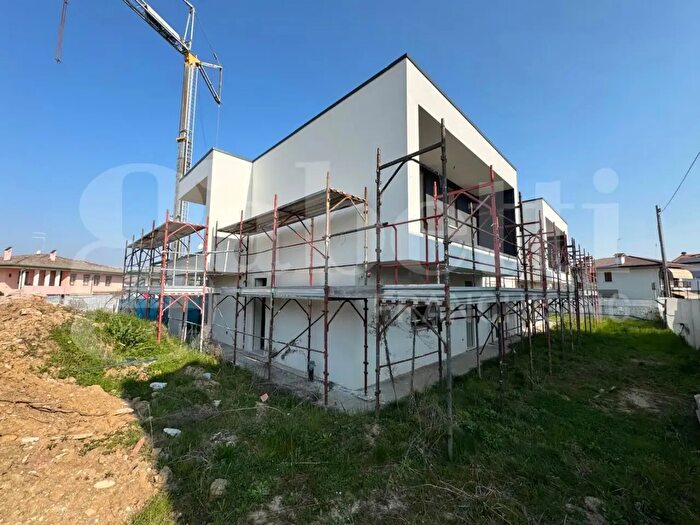 Casa quadrilocale in vendita in Via Campolongo Snc, Castelfranco Veneto