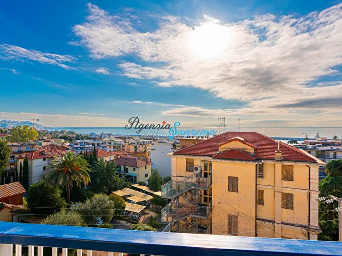 Appartamento trilocale in vendita in Via Val del Ponte, Sanremo