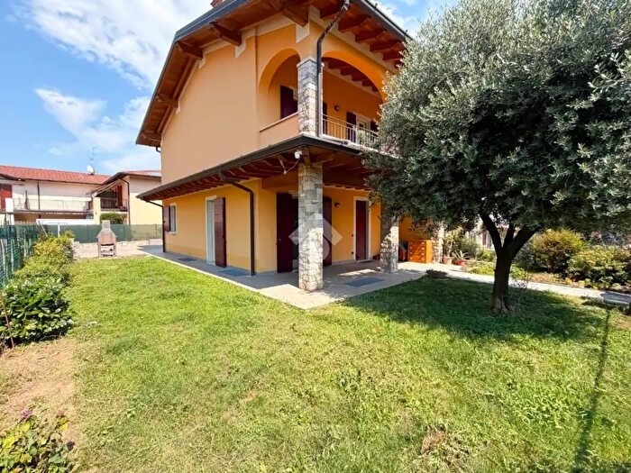 Casa quadrilocale in vendita in Via Castello, Passirano