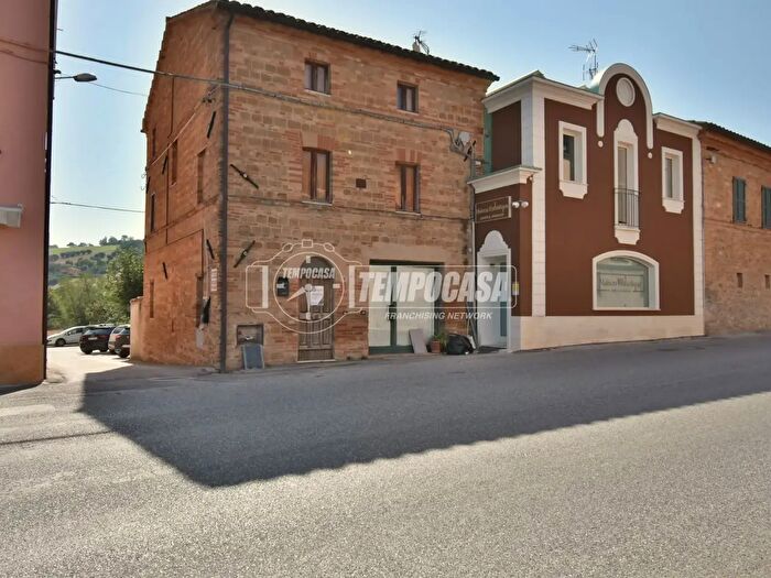 Casa con 5 locali in vendita in Ripe San Ginesio