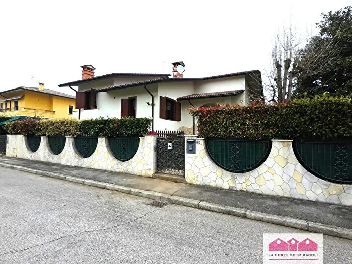 Casa con 6 locali in vendita in Viale Francesco Crispi, Costabissara