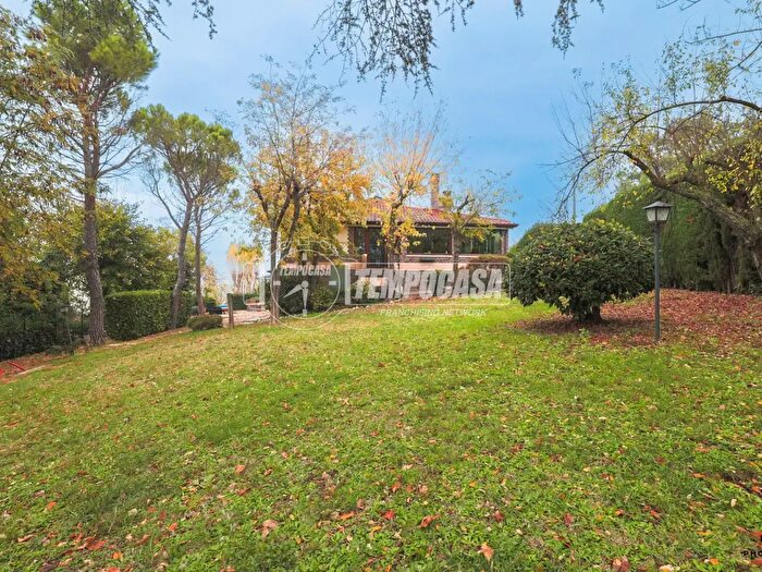 Casa con 7 locali in vendita in Via CaCentino, San Clemente