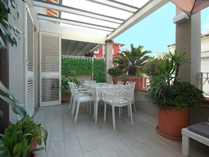 Appartamento con 6 locali in vendita in Via Torino, Pietrasanta