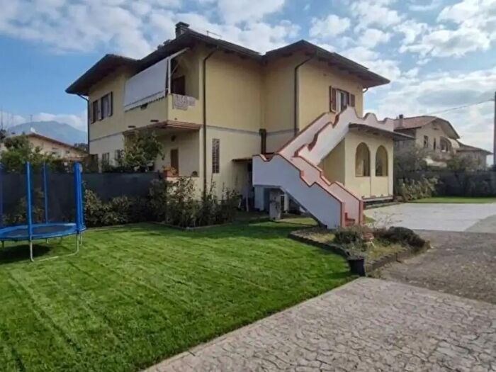 Casa con 6 locali in vendita in Massa