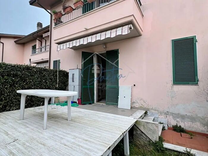 Casa con 5 locali in vendita in Massa