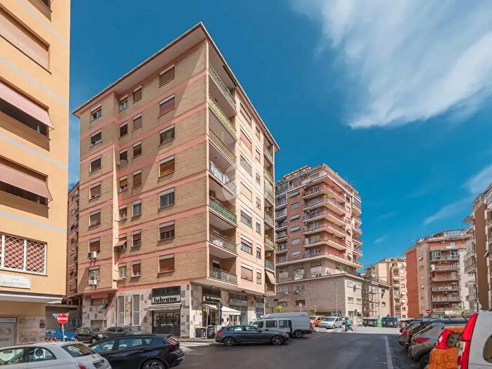 Appartamento trilocale in vendita in Via Cesare Algranti, Roma
