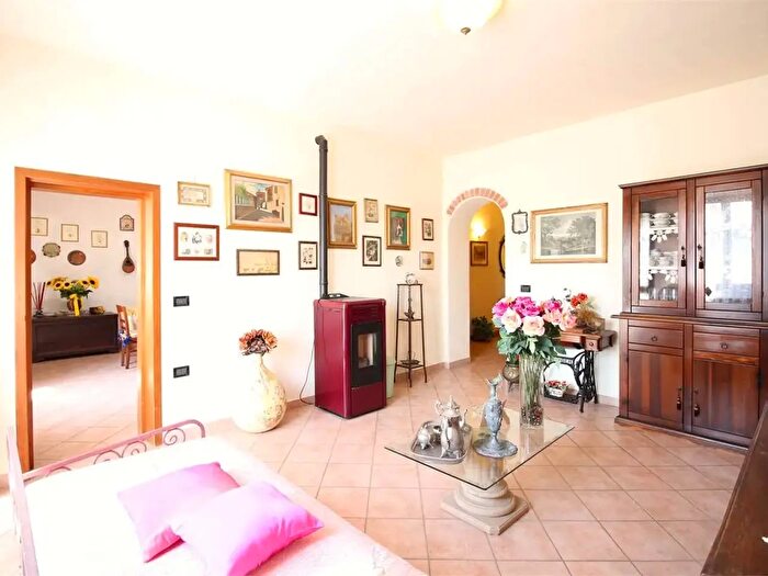 Casa con 6 locali in vendita in Buti