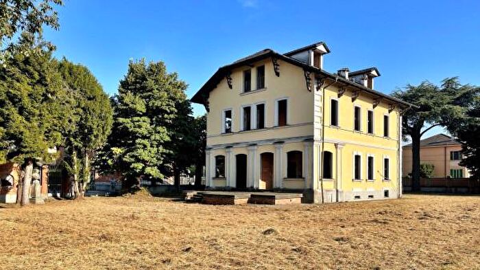 Casa con 6 locali in vendita in Via Novembre, Bressana Bottarone