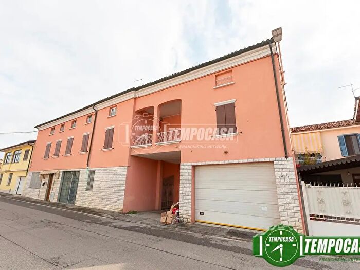 Casa quadrilocale in vendita in Via XI Febbraio, Capergnanica