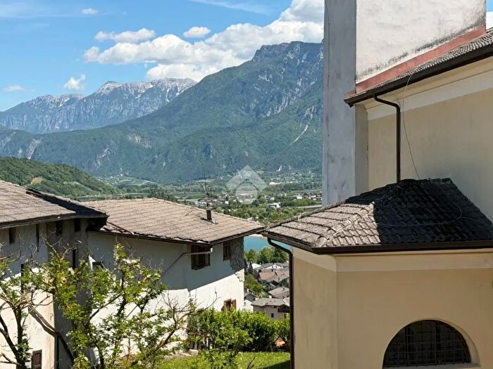 Casa con 7 locali in vendita in Via Don E Angeli, Calceranica Al Lago