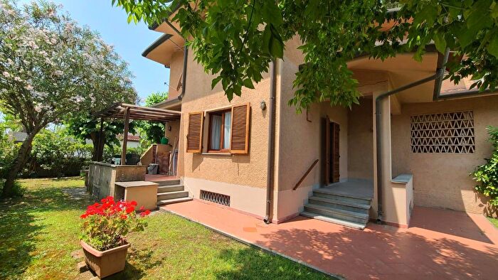 Casa con 6 locali in affitto in a dei Mille, Pietrasanta