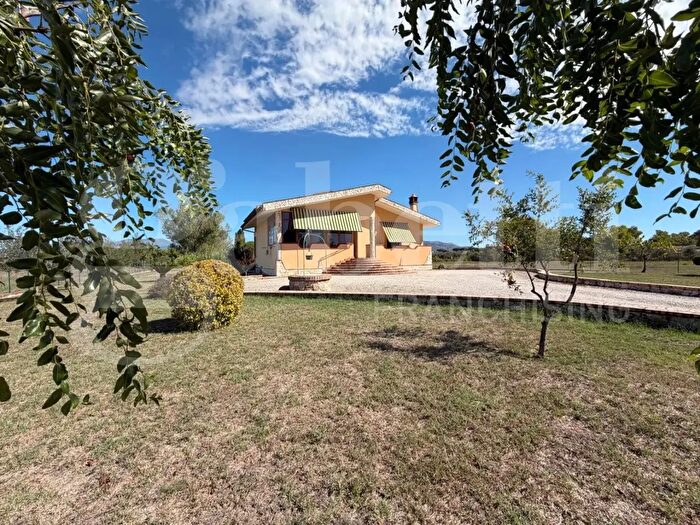 Casa quadrilocale in vendita in Strada della Lentisca, Latina
