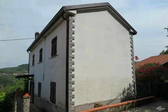 Casa quadrilocale in vendita in Fivizzano