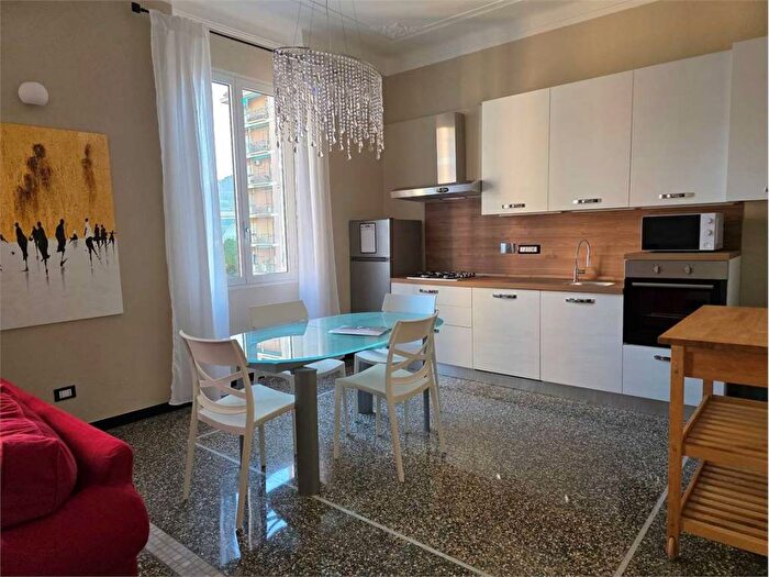 Appartamento trilocale in affitto in Via Ottava Società Case, Sestri Ponente, Genova