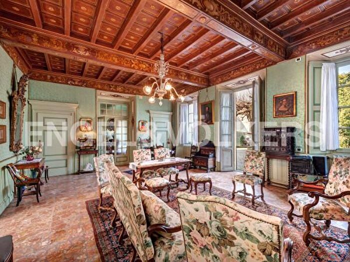 Casa con 6 locali in vendita in Rogeno