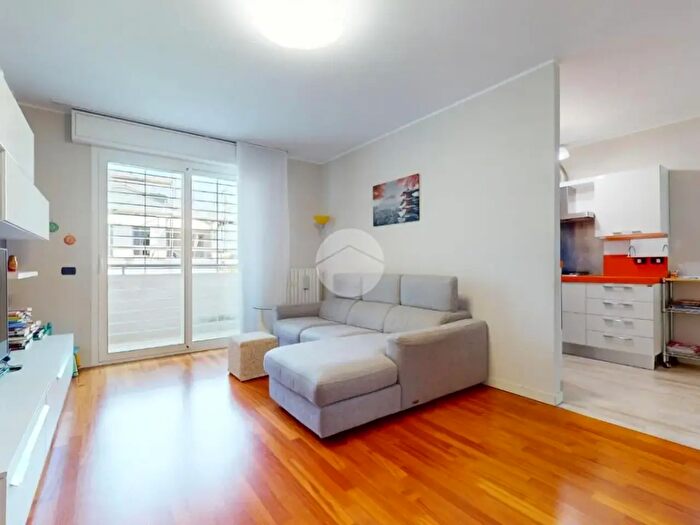 Appartamento trilocale in vendita in Via Victor Hugo, Seregno