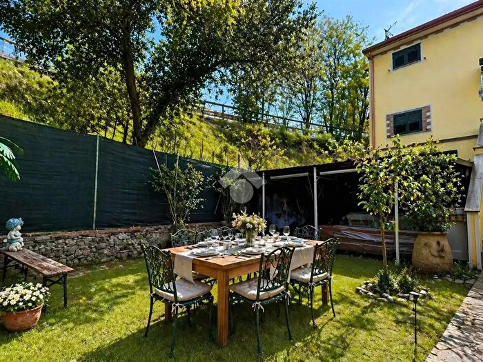 Appartamento trilocale in vendita in Via Provinciale Piana, Vezzano Ligure