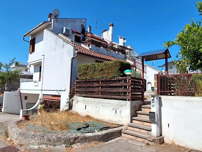 Casa trilocale in vendita in Via Santa Calcagna, Rocca San Giovanni
