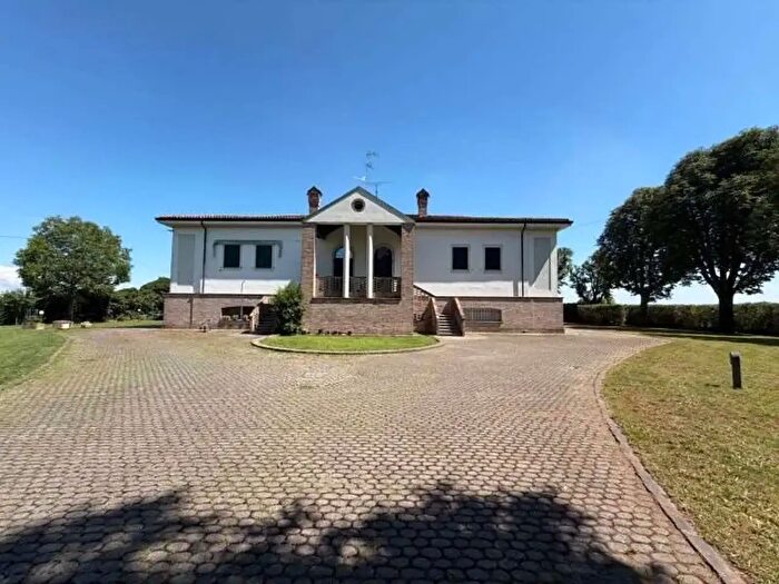 Casa con 11 locali in vendita in Via per Solara, Bomporto