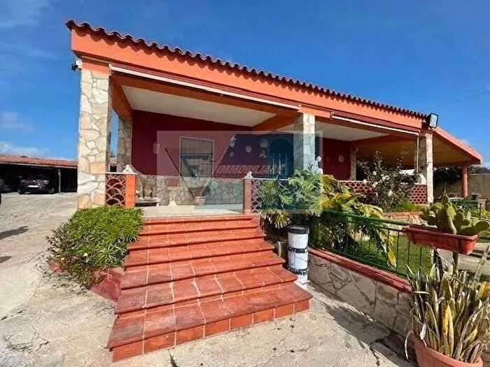 Casa con 8 locali in vendita in Canicattini Bagni