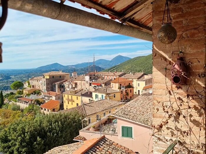 Appartamento con 7 locali in vendita in Via Indipendenza, Poggio Catino