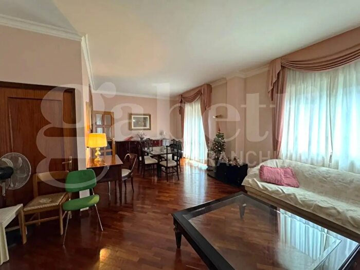 Appartamento con 5 locali in vendita in Viale De Laurentis, Bari