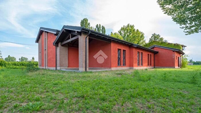 Casa con 10 locali in vendita in Via per Rubiera, Rubiera