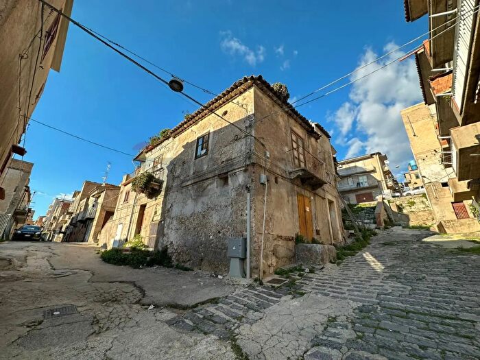 Casa con 6 locali in vendita in Via Fratelli Cairoli, Palma Di Montechiaro