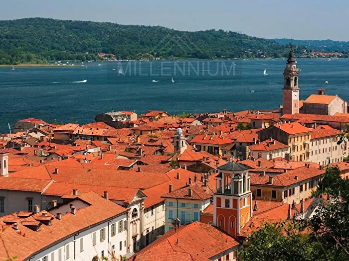 Appartamento quadrilocale in vendita in Via Corso Cavour, Arona