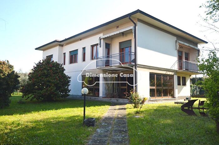 Casa con 9 locali in vendita in Lucca