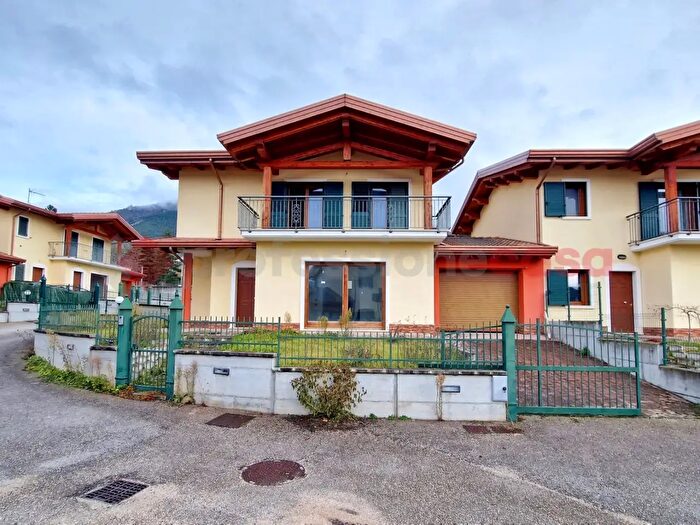 Casa quadrilocale in vendita in Via Villa Perilli Snc, Pizzoli