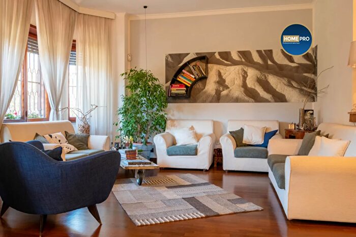 Casa con 8 locali in vendita in Via Sofocle, Roma