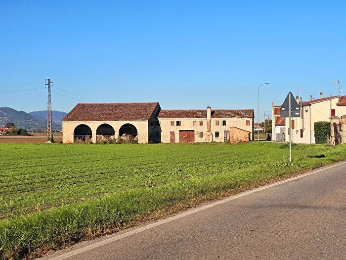 Casa trilocale in vendita in VI Argine Valgrande, Villa Estense