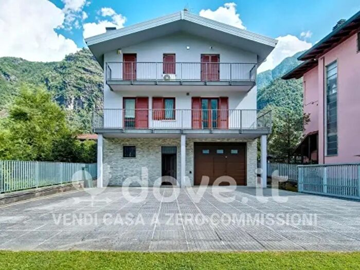 Casa con 6 locali in vendita in Via Casa Bianca, Esine