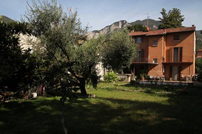 Casa con 6 locali in vendita in Calolziocorte