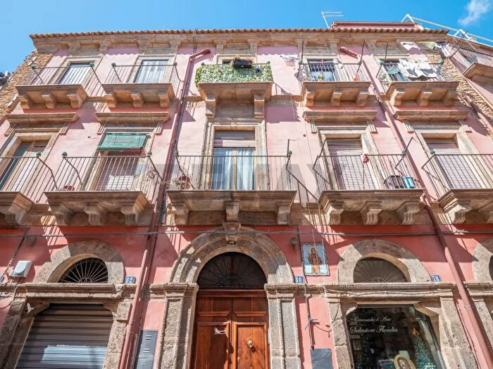 Appartamento con 8 locali in vendita in Corso Vittorio Emanuele, Caltagirone