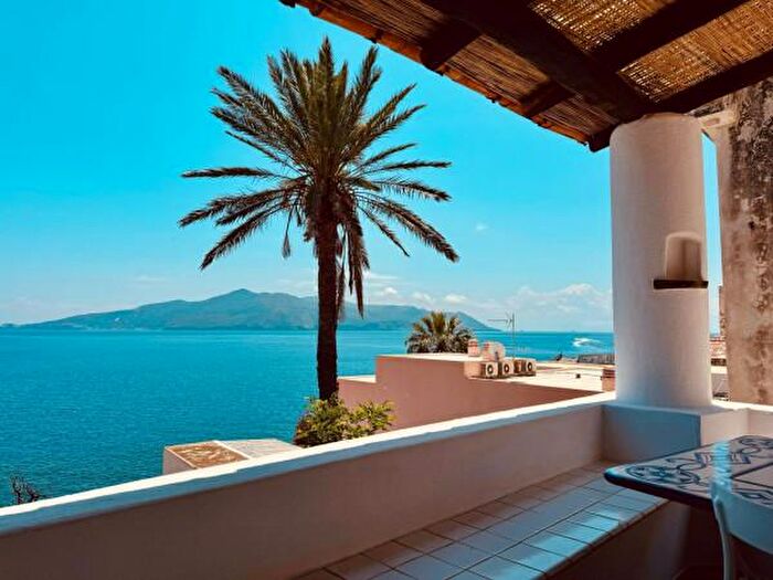 Casa quadrilocale in vendita in Via Risorgimento, Santa Marina Salina