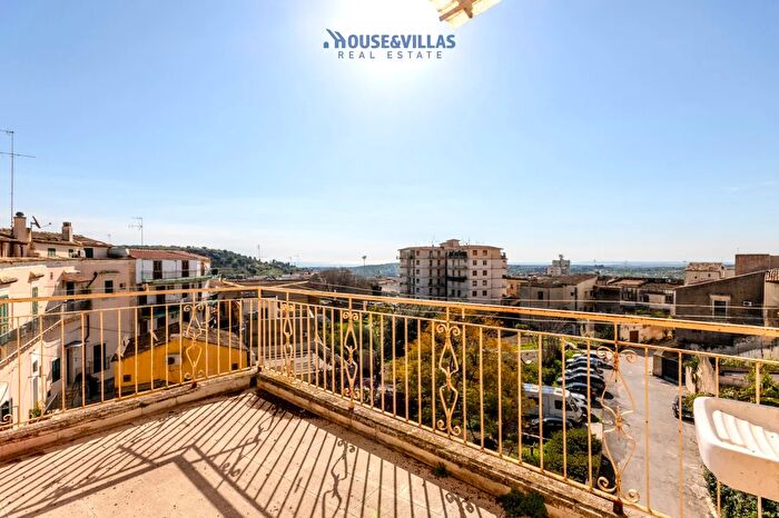 Casa con 7 locali in vendita in Via Pietro Micca, Noto