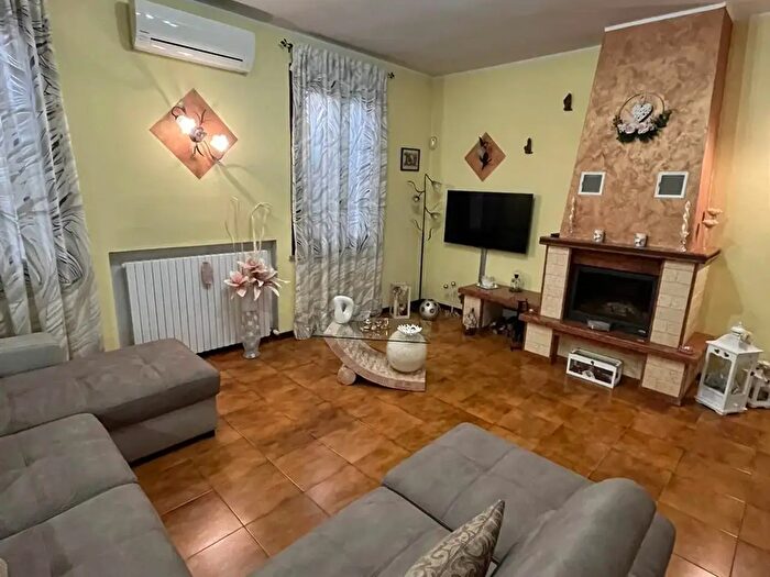 Casa con 10 locali in vendita in Luzzara